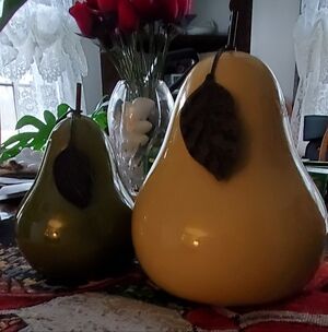 Elegant Pear Decor Set in Green and Yellow